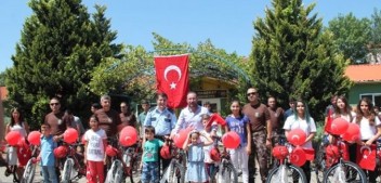 Diyarbakır’da Görev Yapan Polislerin Çocuklarına Bisiklet Hediyesi